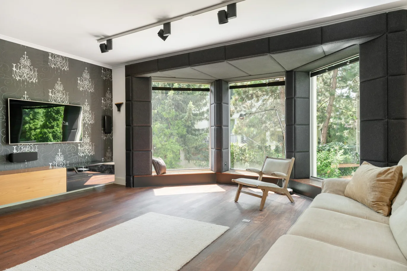 Detached house with garden and terrace