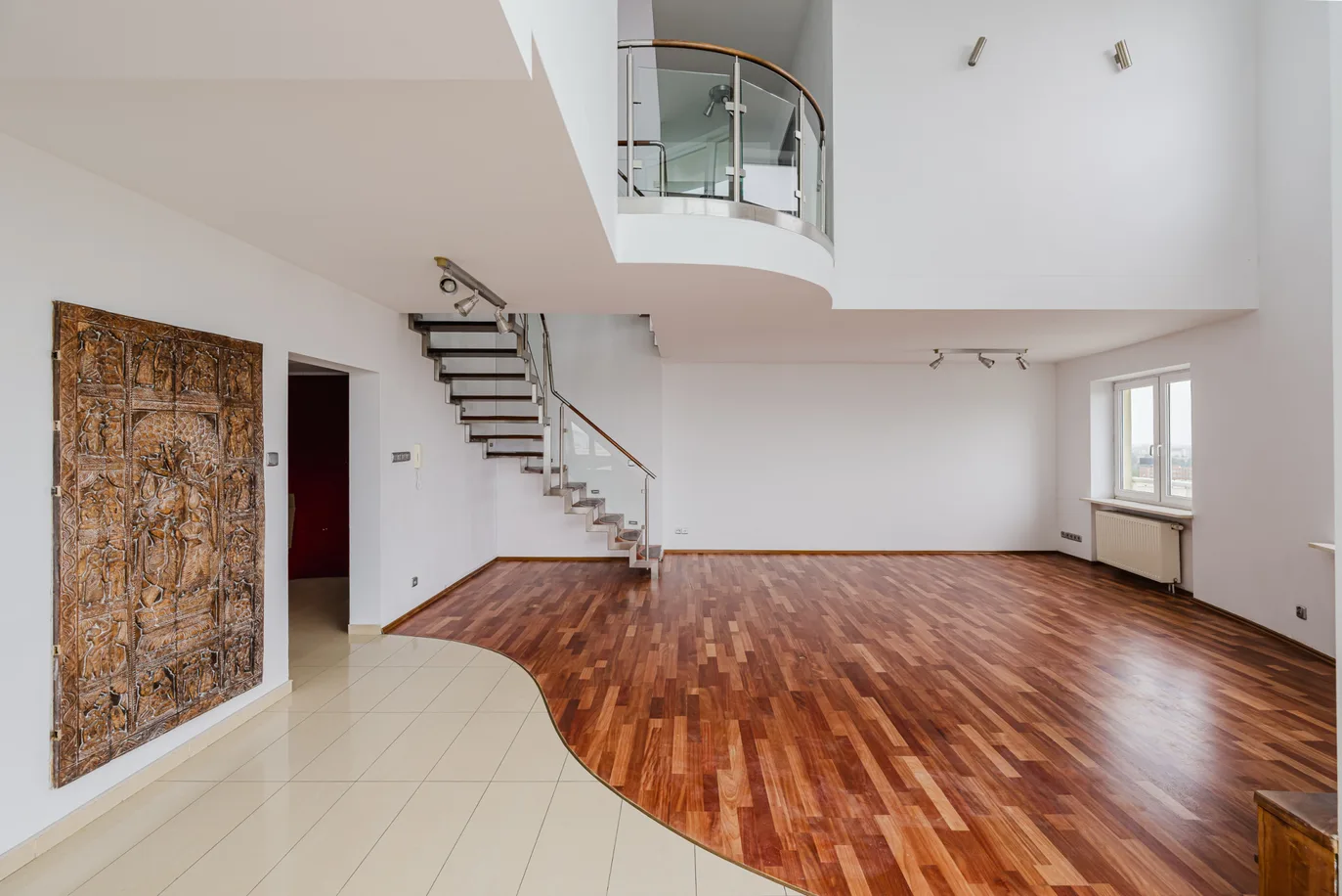 Three-Level Apartment with Panoramic Views