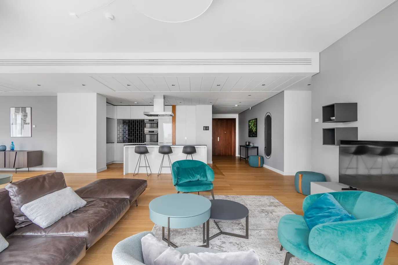 A spacious and luxurious apartment at Złota 44