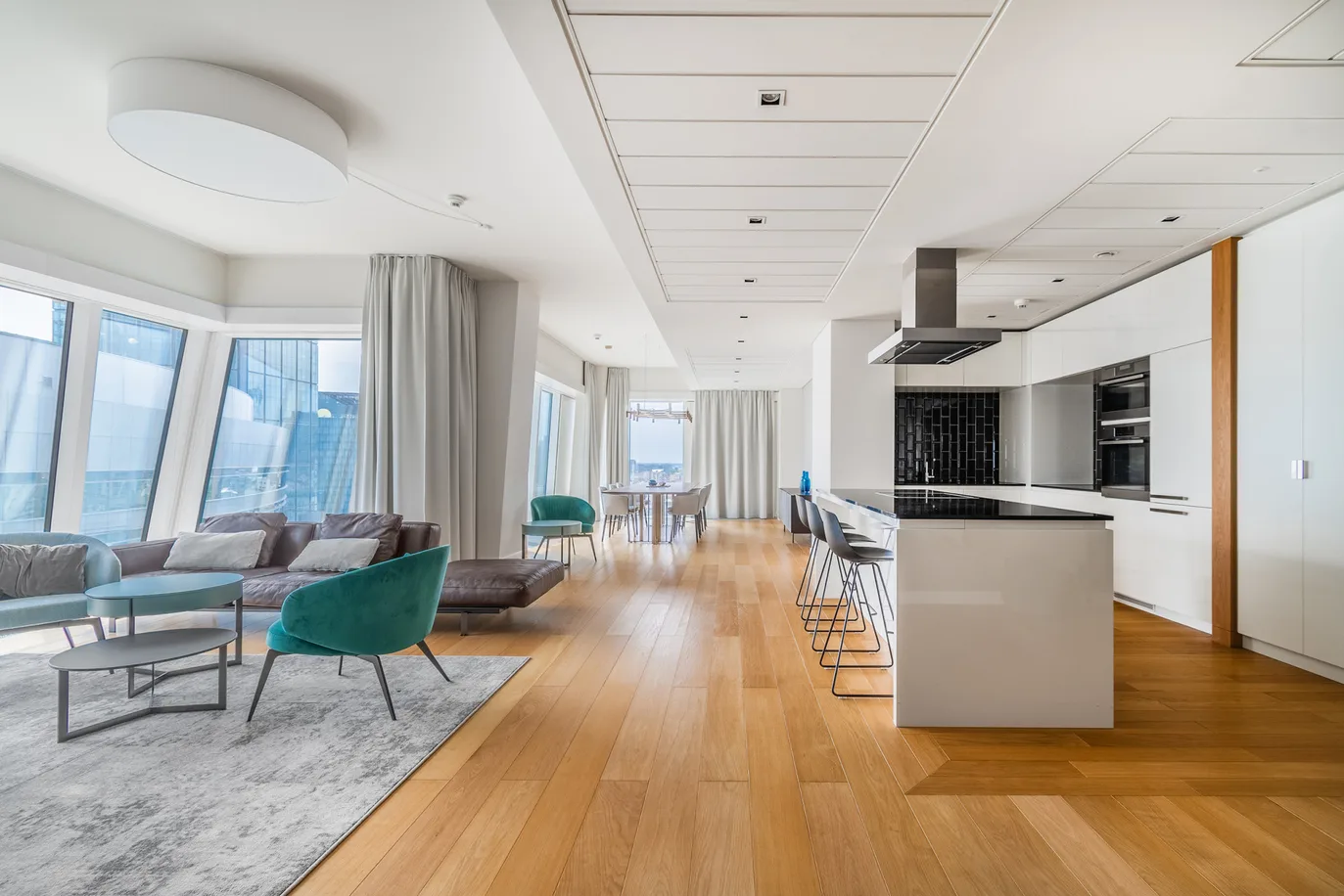 A spacious and luxurious apartment at Złota 44