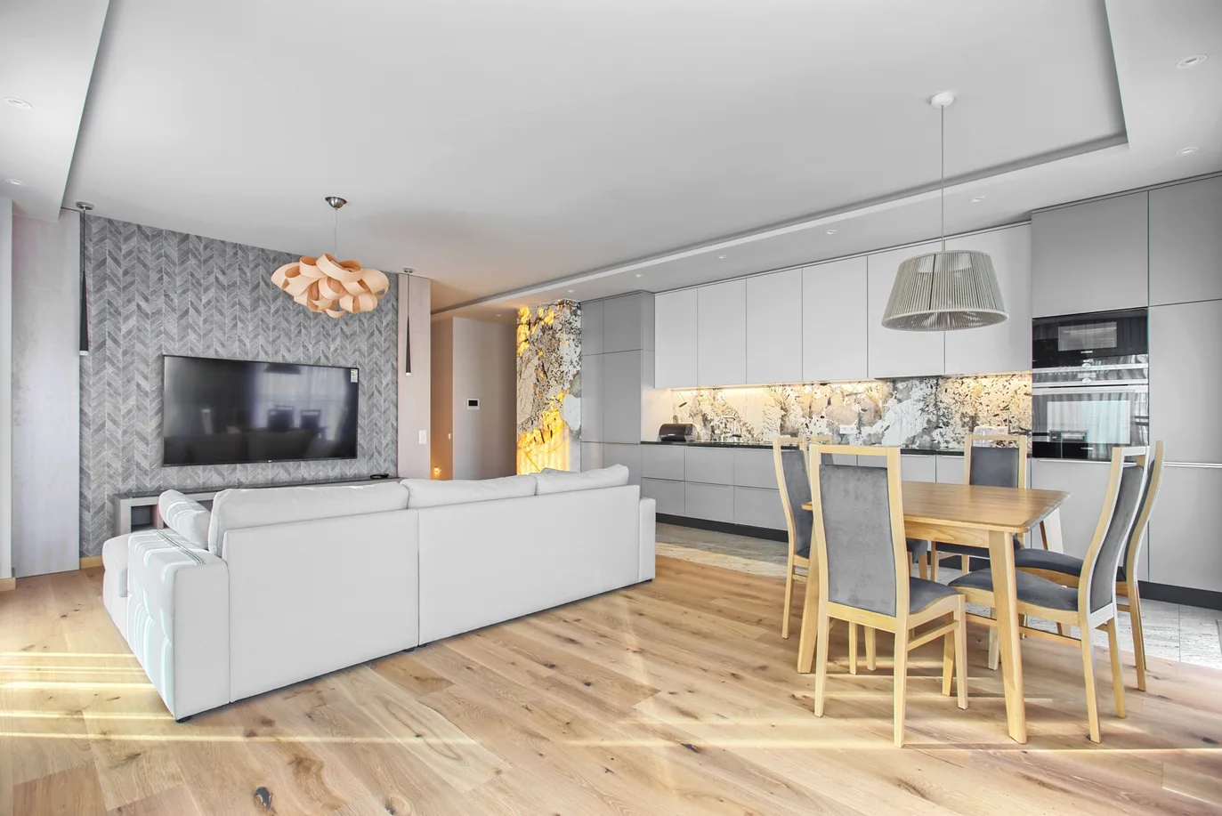 Timeless apartment in Mennica Residence