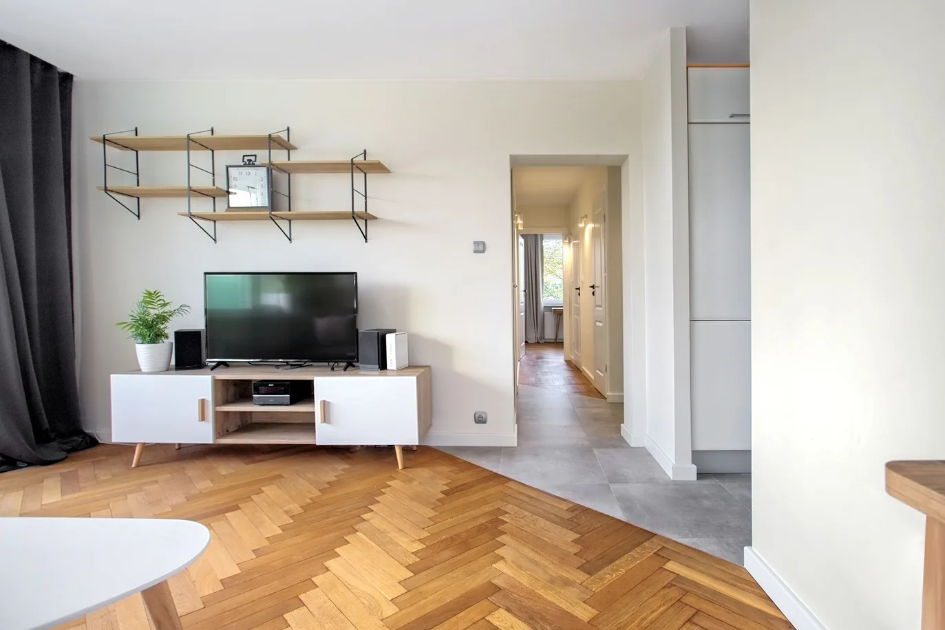 Bright 4-room apartment next to Łazienki Park