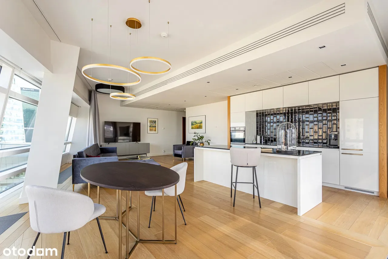 Luxurious apartment with a view of the PKiN, Złota