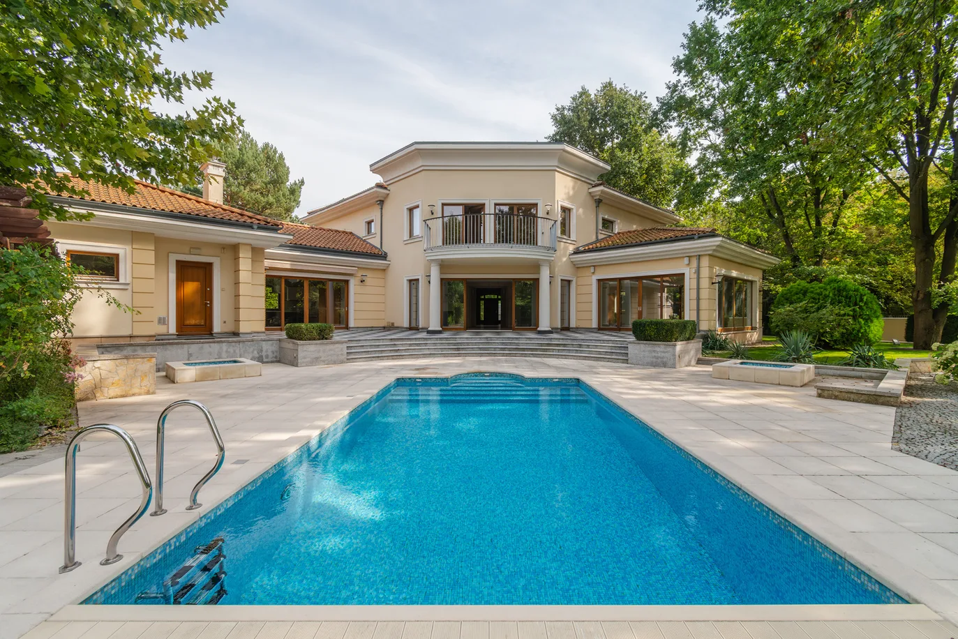 740 m2 | 9 rooms | Large garden | Klarysew