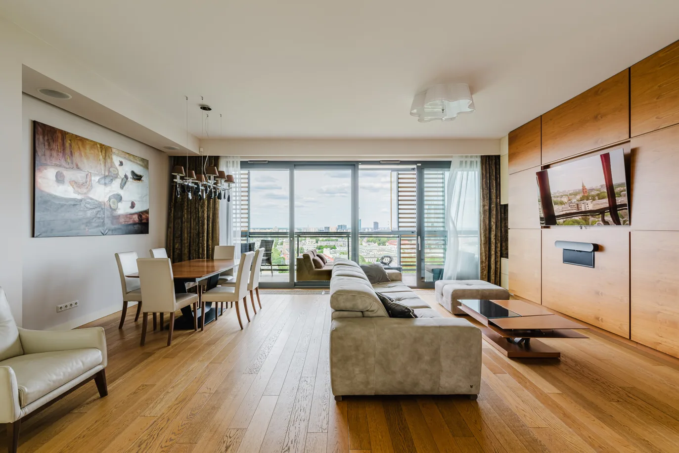 Exceptional Apartment with Skyline View