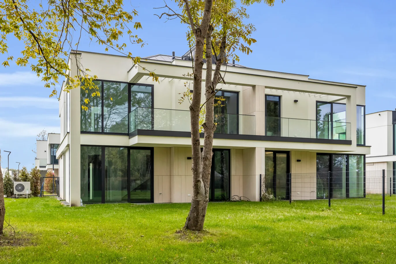 Modern Home in the Hampton Residence Wilanów