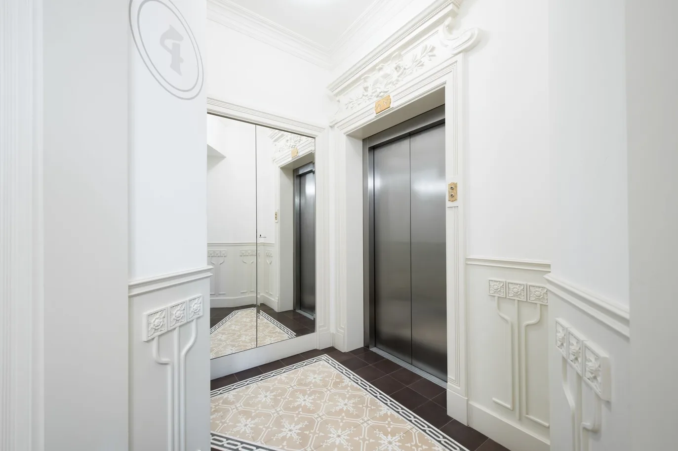 Three-Room Apartment in Śródmieście – Hoża 50