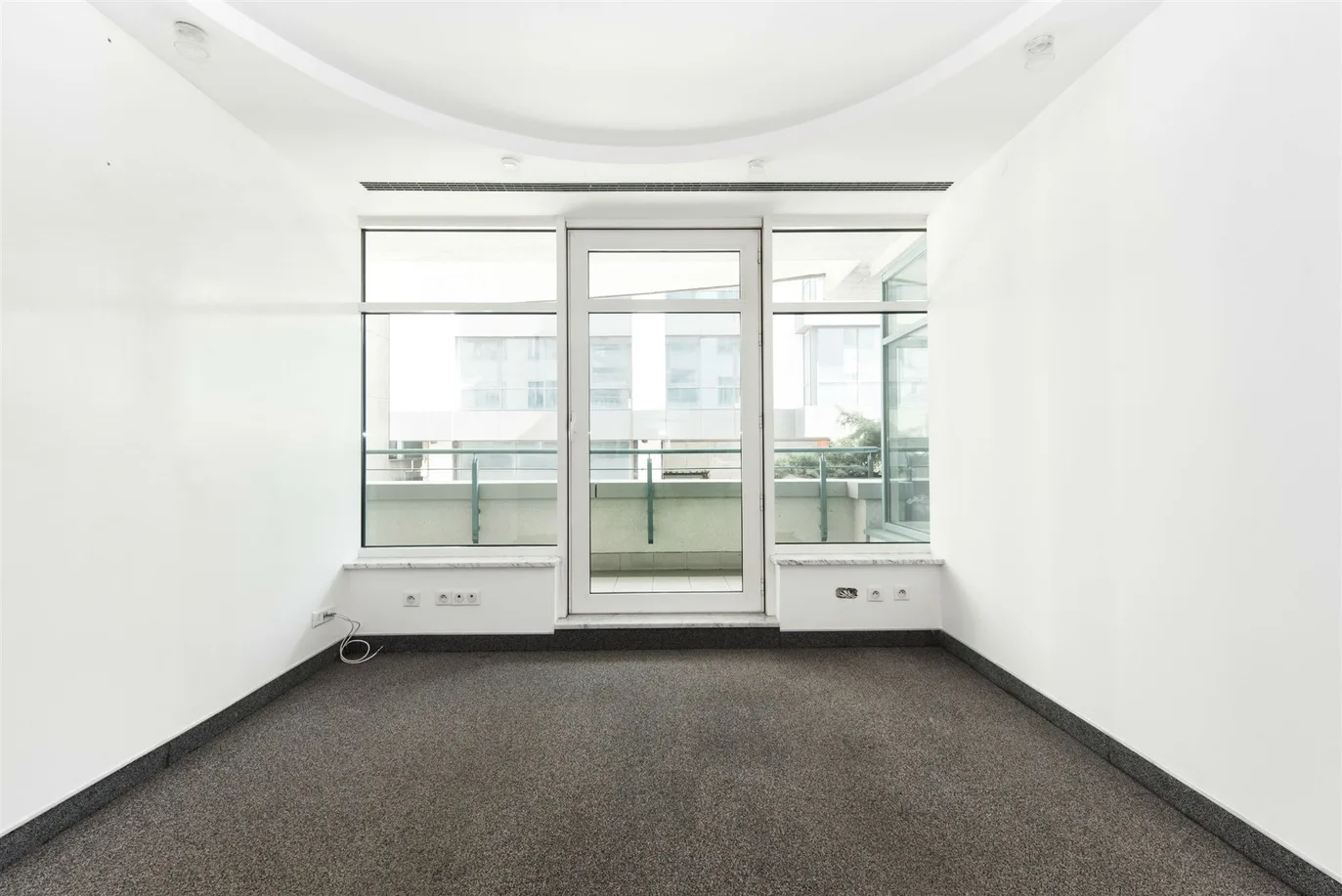 A spacious service premises near Rondo ONZ metro