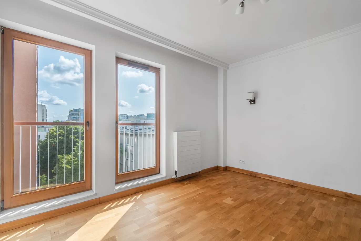 Bright Office Space next to Pole Mokotowskie Park!