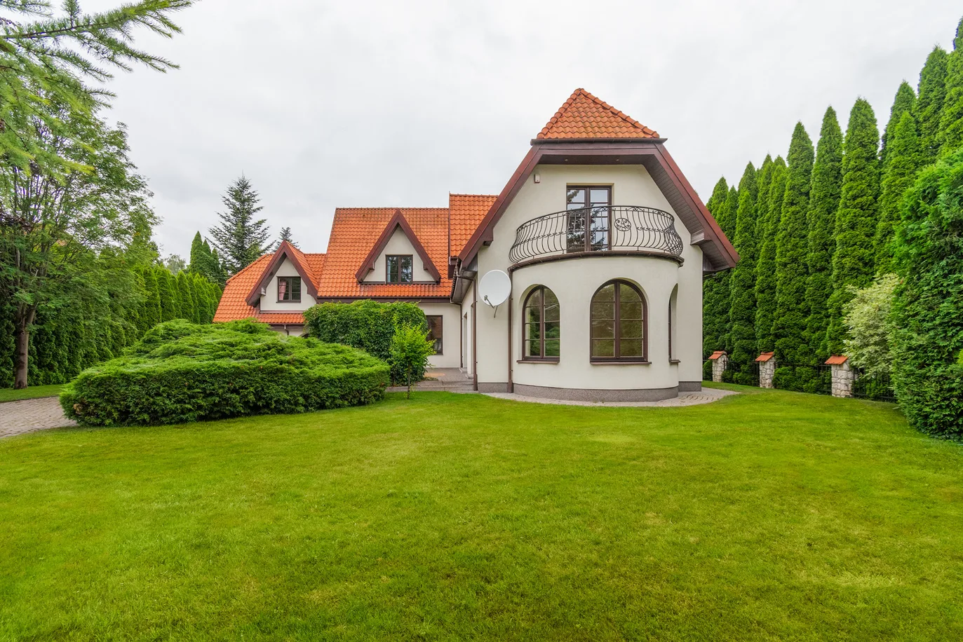 Beautiful house on guarded EMPIRE compound